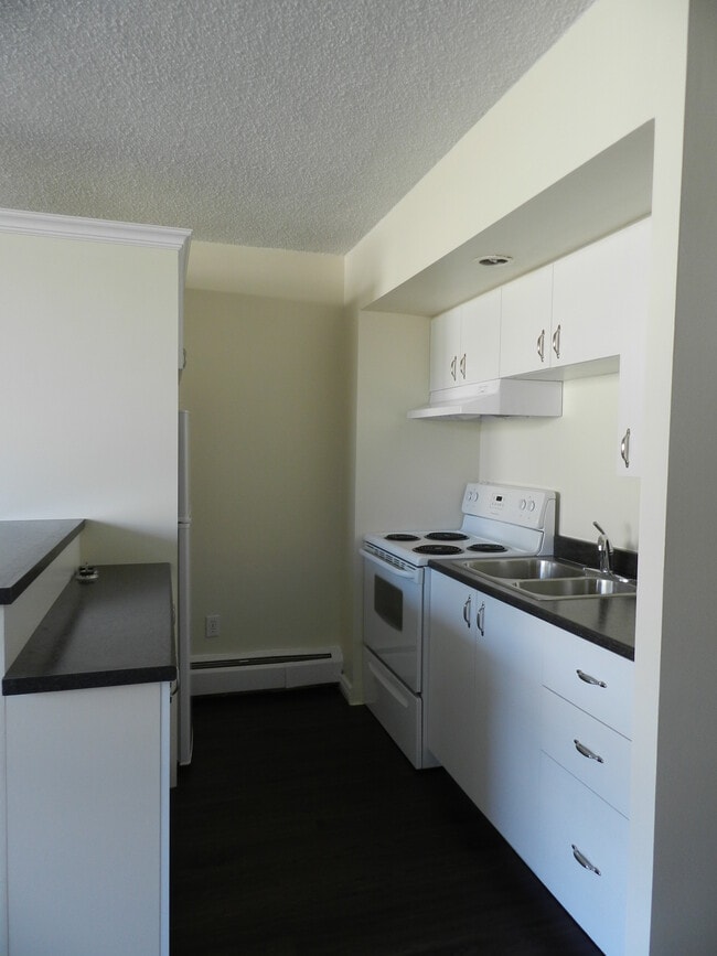 Building Photo - ONE BEDROOM APARTMENT AVAILABLE- LOCATED N...