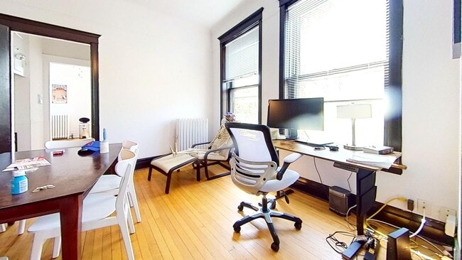 Building Photo - Top Floor Wrigleyville Two Bed Includes Heat