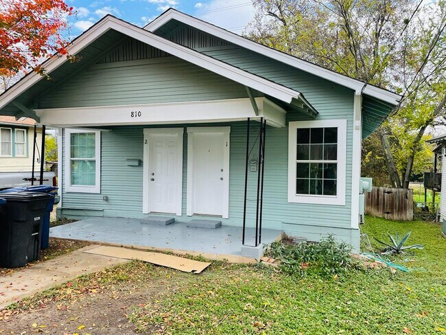 Foto del edificio - 810 Aganier Ave