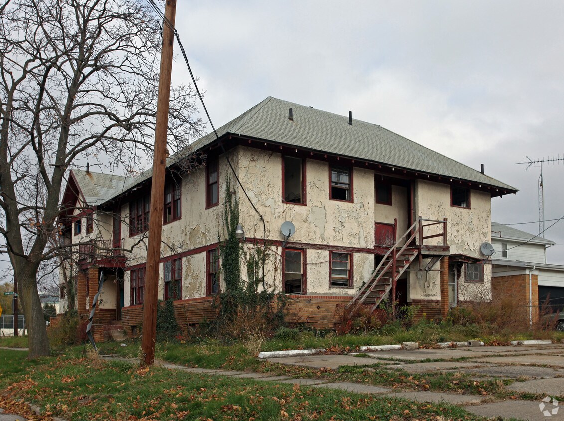 Building Photo - 661 Oakwood Ave