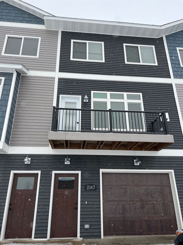 Foto principal - 3 br, 2.5 bath Townhome - Benson Courtyard...