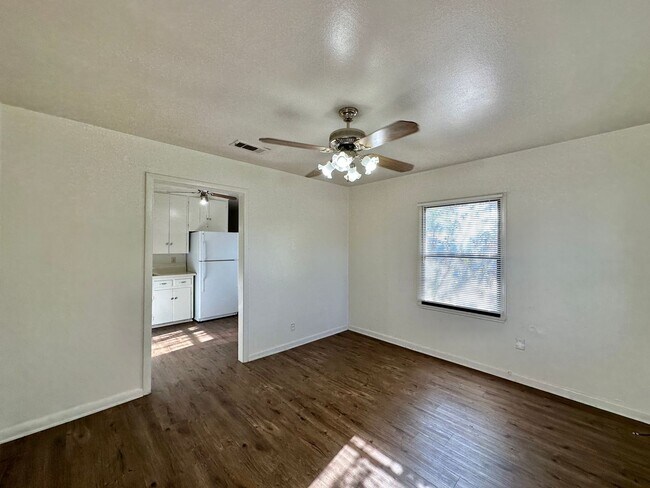 Building Photo - 603 Sutton Dr