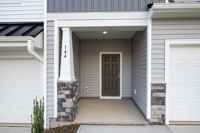 Foto del edificio - 3 Bedroom Townhome with Garage Angier