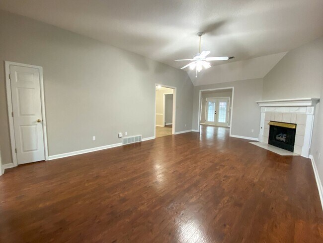 Building Photo - Large 3 bed, 2 bath in Cordova with Fresh ...