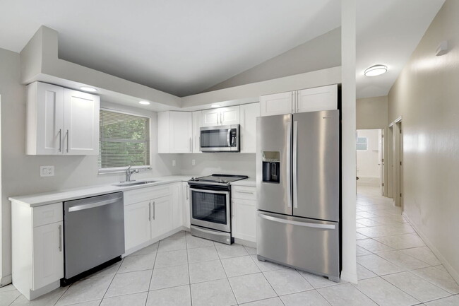 Building Photo - Charming 3-Bedroom Home in Fort Myers – An...