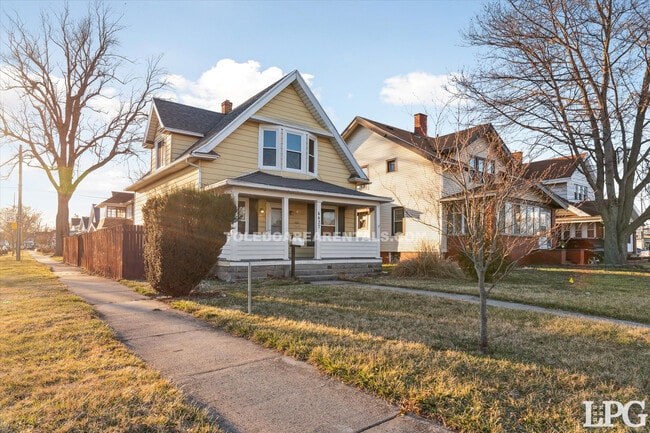 Building Photo - 4437 Lewis Ave
