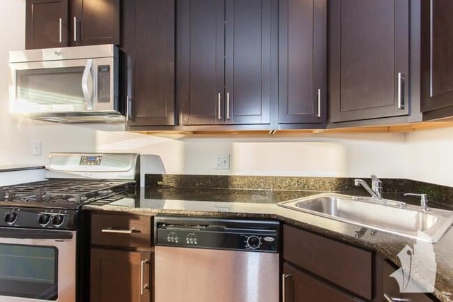 Building Photo - 5050 N Sheridan Rd