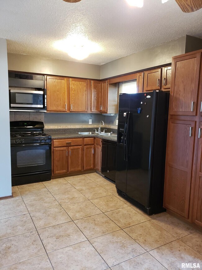 Foto del edificio - 4811 Candlelight Dr