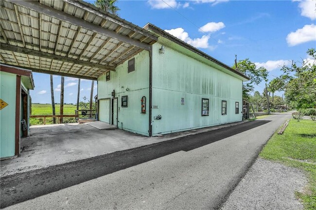 Building Photo - 8822 Lago Vista Dr