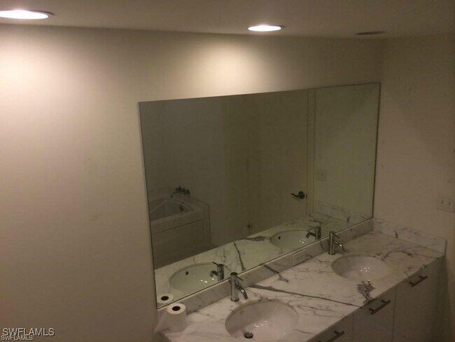 Foto del edificio - 3000 Oasis Grand Blvd