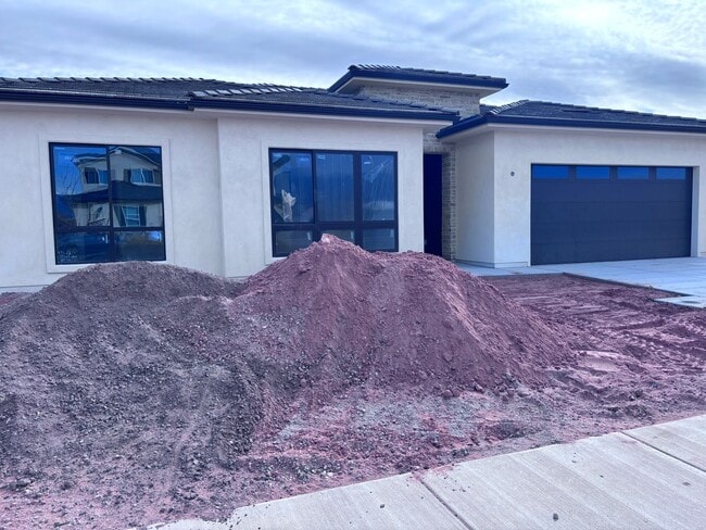 Building Photo - Brand New Ivory Home close to Sand Hollow