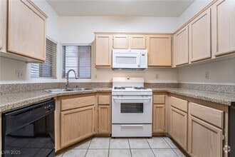 Building Photo - 1830 N Buffalo Dr
