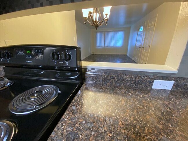Building Photo - Charming Sparks Duplex - Yard/Garage/Centr...