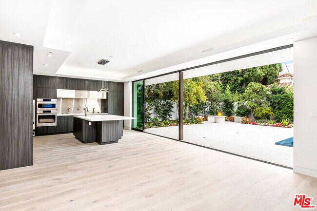 Building Photo - 245 S La Peer Dr