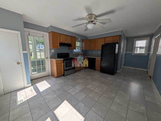 Sunny Kitchen - 4 Cone St