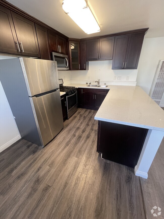 Upgraded gourmet kitchen with steel appliances - 278 E Washington Blvd