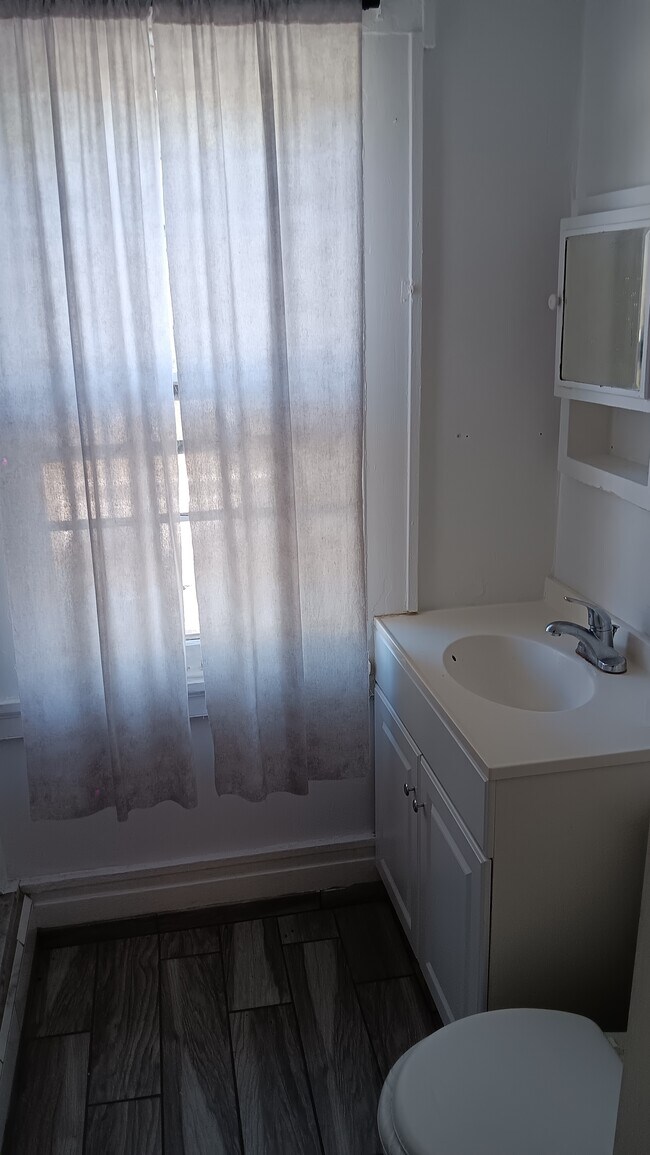 Baño - 7 Dubois St