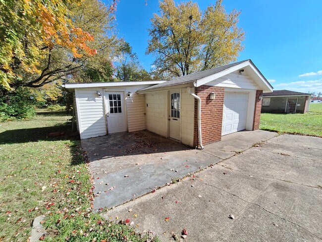 Foto del edificio - 6105 Oakdale Ln