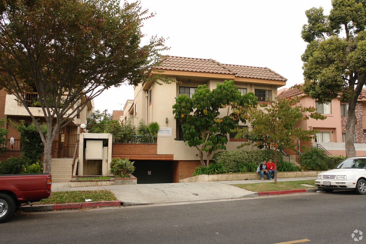 Building Photo - 215 E Maple St