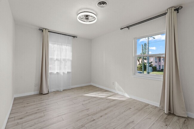 Building Photo - 1401 Drew St