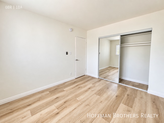 Building Photo - 14024 Oxnard St