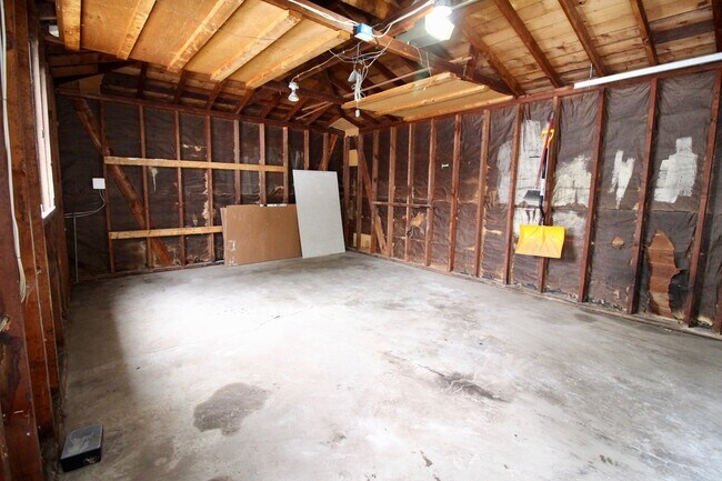 Building Photo - 30014 Lonnie Dr