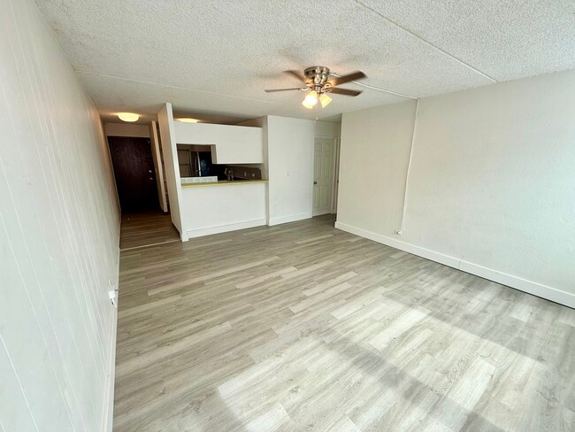 Building Photo - Newly Renovated 2 Bedroom / 1.5 Bathroom U...