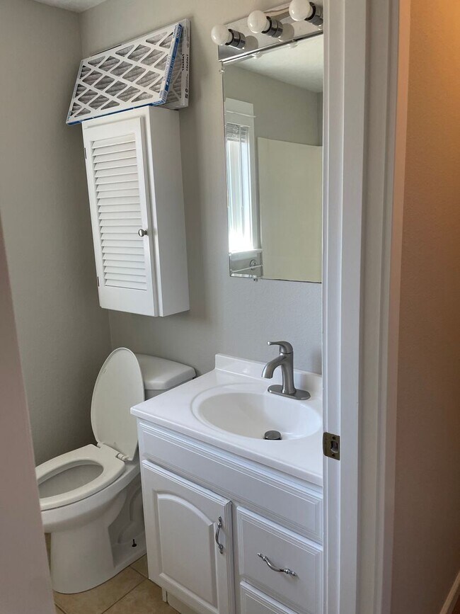 Foto del edificio - Cute 3 Bed 1 Bath Duplex