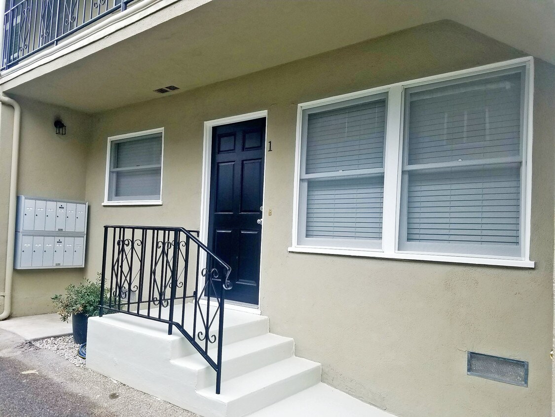 Vista frontal - 15158 Dickens St