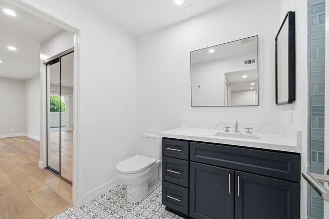 Foto del edificio - Fully Remodeled Coastal Condo in Villa Balboa | 2 Bed, 2 Bath