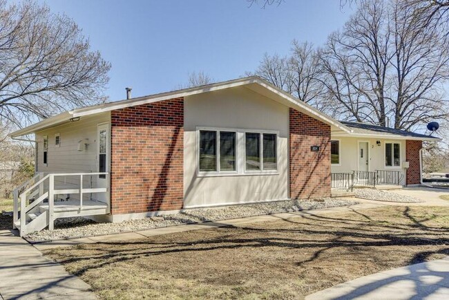 Building Photo - 804 N 28th Ave