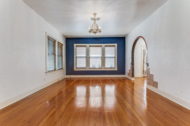 Foto del edificio - 2-BEDROOM UPSTAIRS DUPLEX OVERLOOKING SAN ...