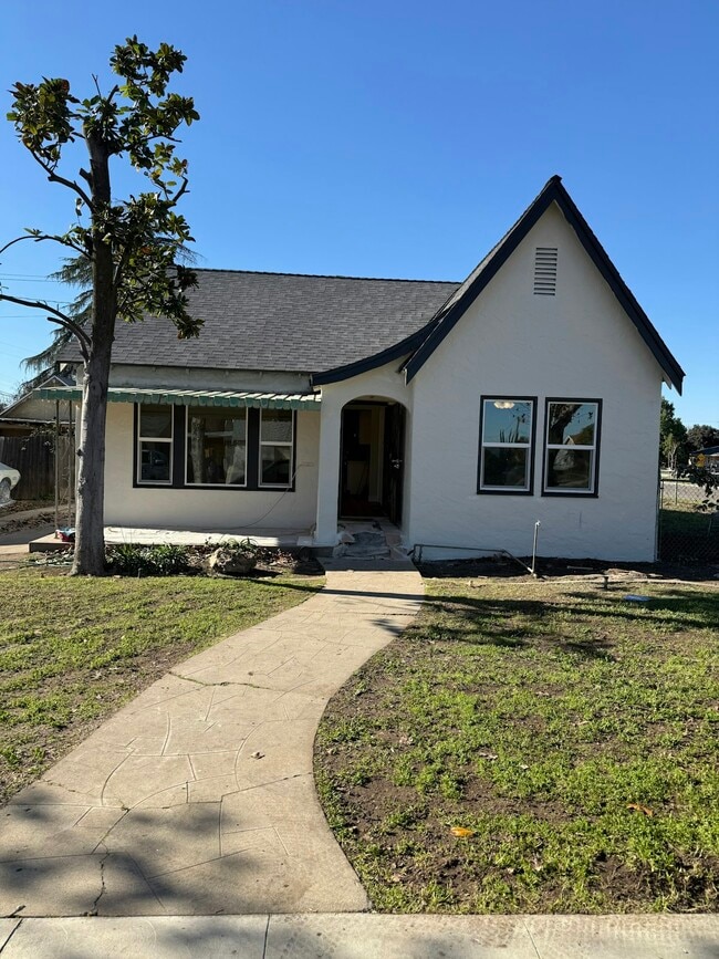 Building Photo - 261 N Sierra Vista Ave