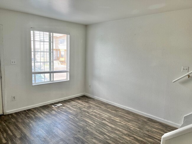 Building Photo - Pheasant Glen Town House #12