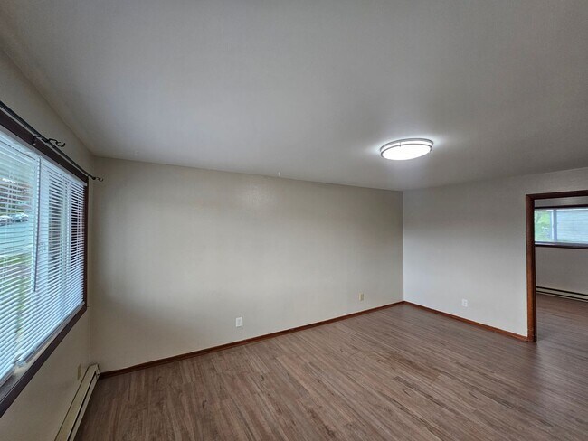 Foto del edificio - New price on 2 bedroom Just Steps from EWU Campus! $500 off one month's rent Move in Special