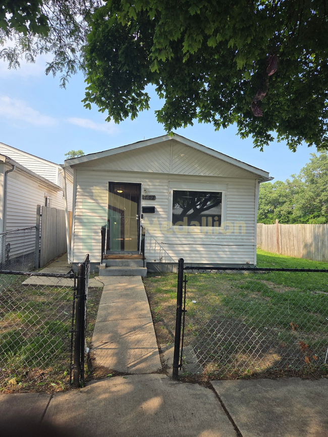 Building Photo - 1702 W Edmaire St