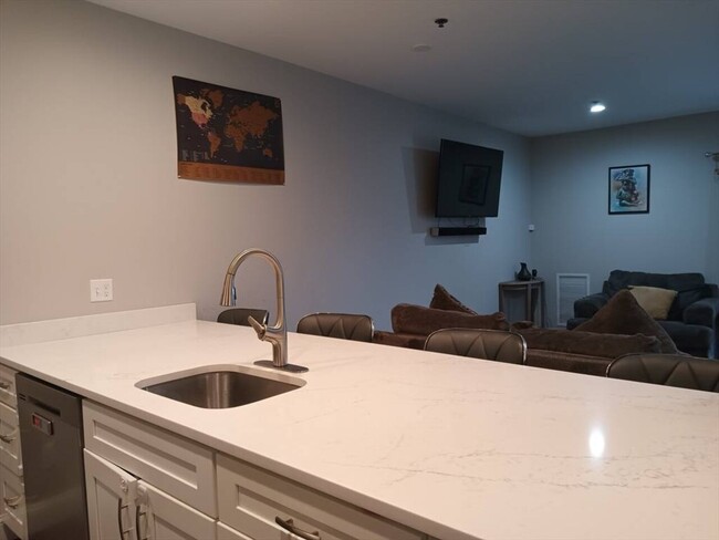Building Photo - Holbrook Condo