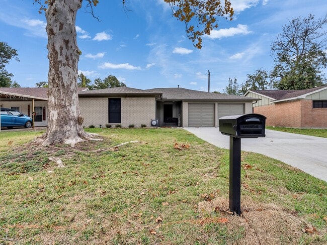 Building Photo - 705 Littlewood