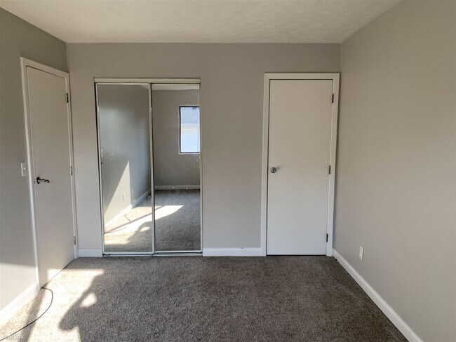Foto del edificio - 1052 E Crescentville Rd