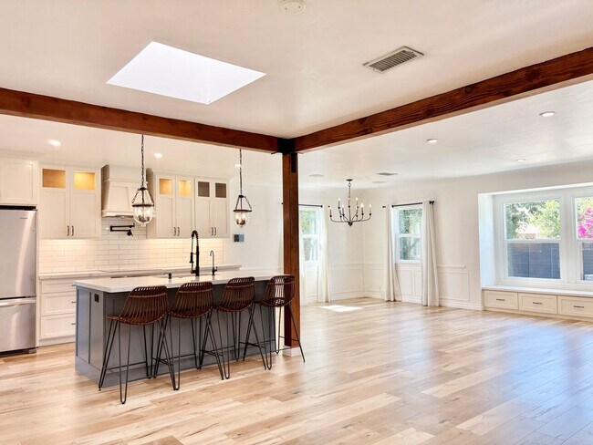 Building Photo - Bright and Spacious 3 Bed/ 2 Bath Private Home with Gated Parking, Hedged Yards, in unit Laundry,...