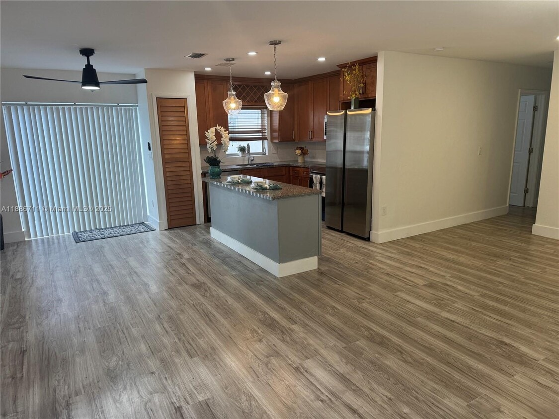 Foto principal - 5209 NW 18th St
