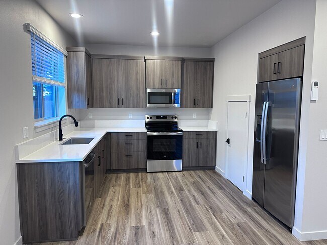 Foto del edificio - NEW 3 Bedroom near Vince Genna Stadium - Available 4/1