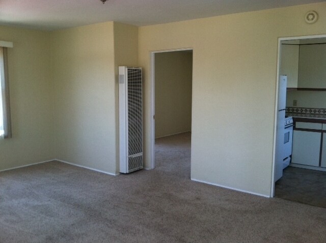 Vista parcial de la sala de estar hacia el dormitorio. - 4226 Wilson Ave