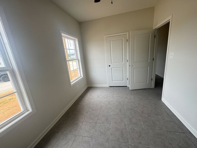 Building Photo - Recently Renovated 2 Bedroom 1 Bath Apartm...