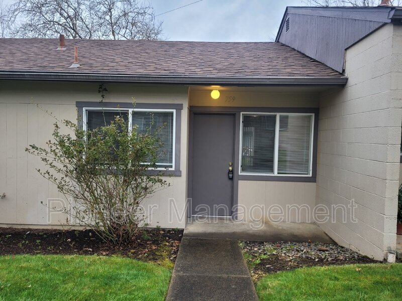 759 NE Alameda Ave, Roseburg, OR 97470 Condo for Rent in Roseburg, OR