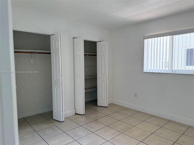 Building Photo - 10000 NW 80th Ct