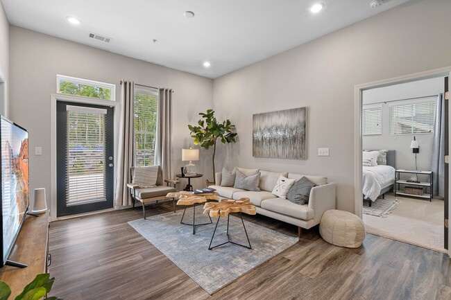 Sala de estar de concepto abierto en Newton Apartments en Charlotte, NC - The Newton Apartments