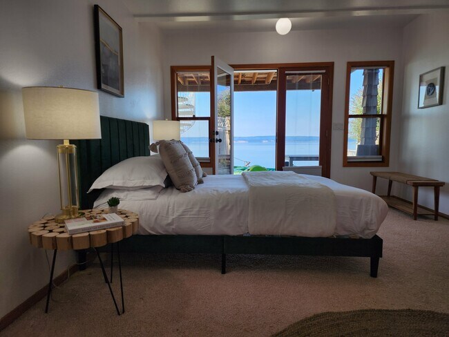 Foto del edificio - 19118 Soundview Dr NW