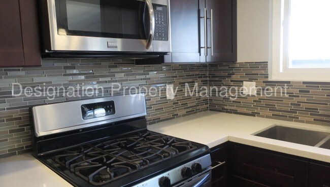 Building Photo - 7638 Hampton Ave