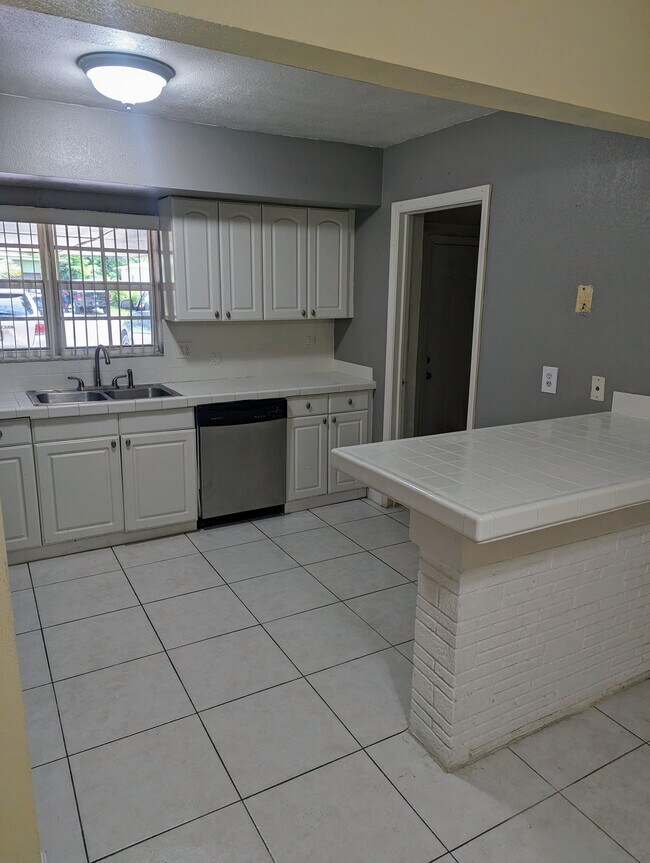 Building Photo - 664 W Melrose Cir